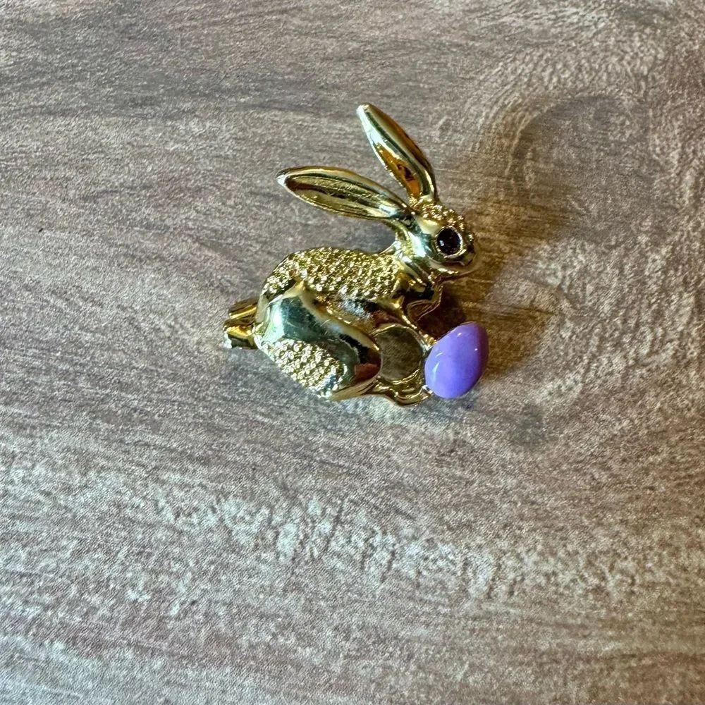 Easter Pin Bunny Rabbit Vintage w Purple Enameled Egg Gold Tone Collectibles